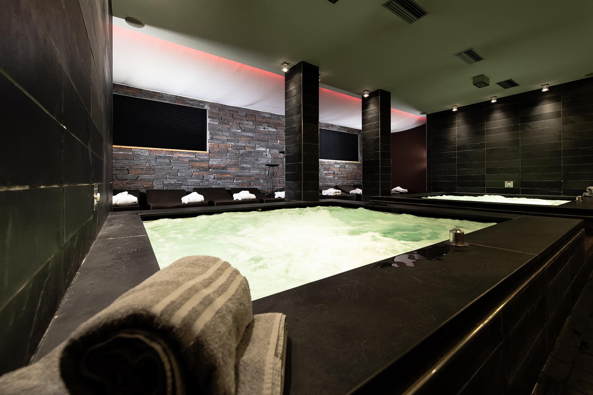 Piscina termale lussuosa in un ambiente moderno e rilassante.