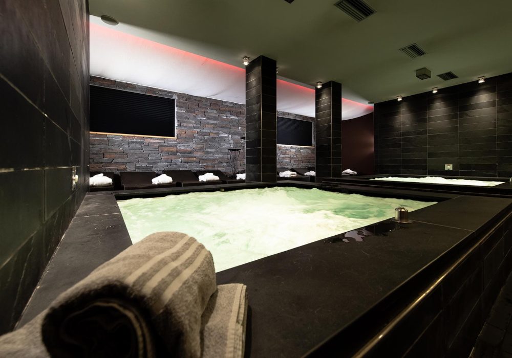Piscina termale lussuosa in un ambiente moderno e rilassante. Piscina termale lussuosa in un ambiente moderno e rilassante.